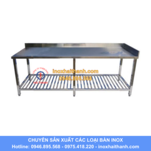 bàn inox có thành sau, có 1 giá nan dưới