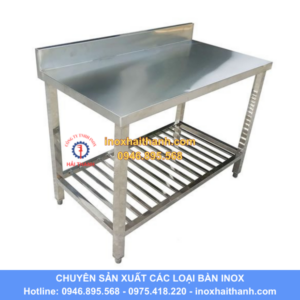 bàn inox có thành sau, có 1 giá nan dưới