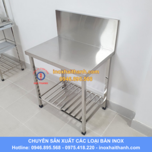 bàn inox có thành sau, có 1 giá nan dưới