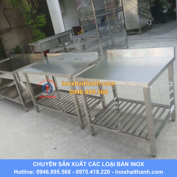 bàn inox có thành sau, có 1 giá nan dưới