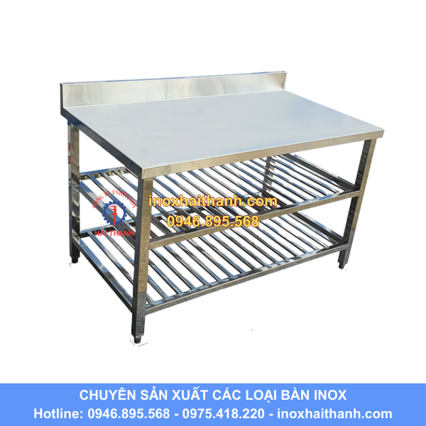 bàn inox có thành sau, có 2 giá nan dưới